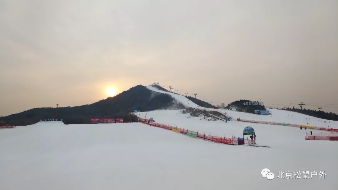 「蓮花山滑雪場」12.21/22號，雪道全開，含纜車+魔毯+車費+門票+保險+雙板初級免費教學